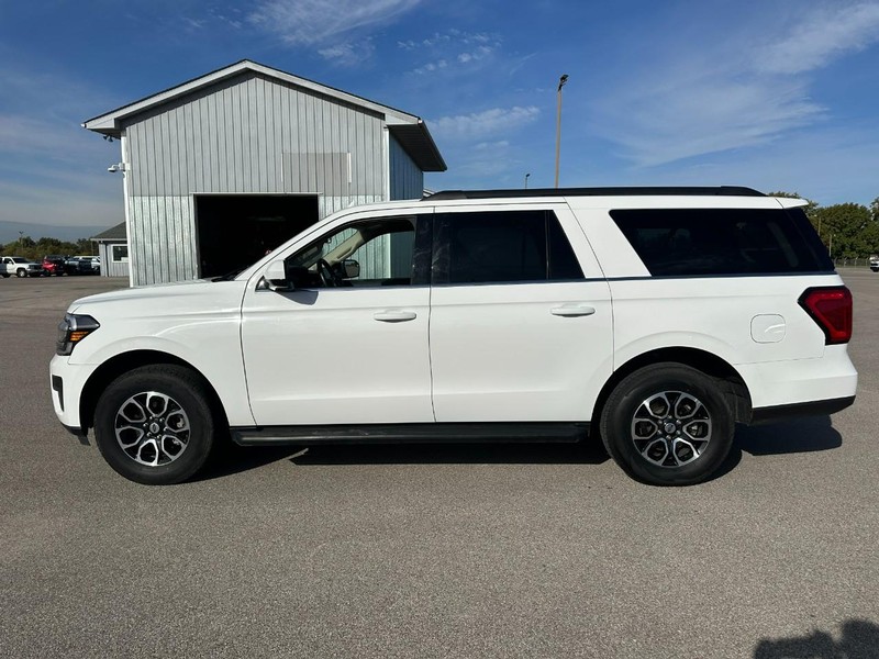 Ford Expedition Max Vehicle Full-screen Gallery Image 2