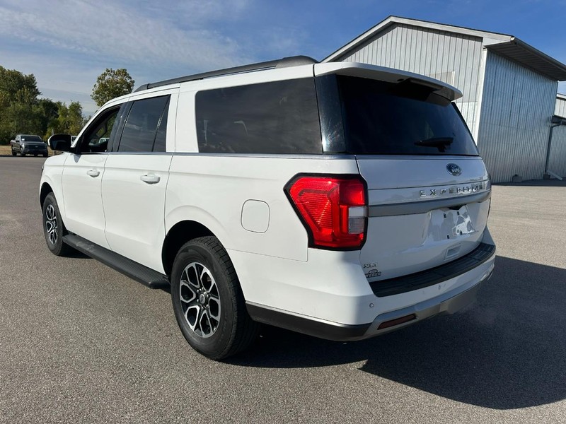 Ford Expedition Max Vehicle Full-screen Gallery Image 3