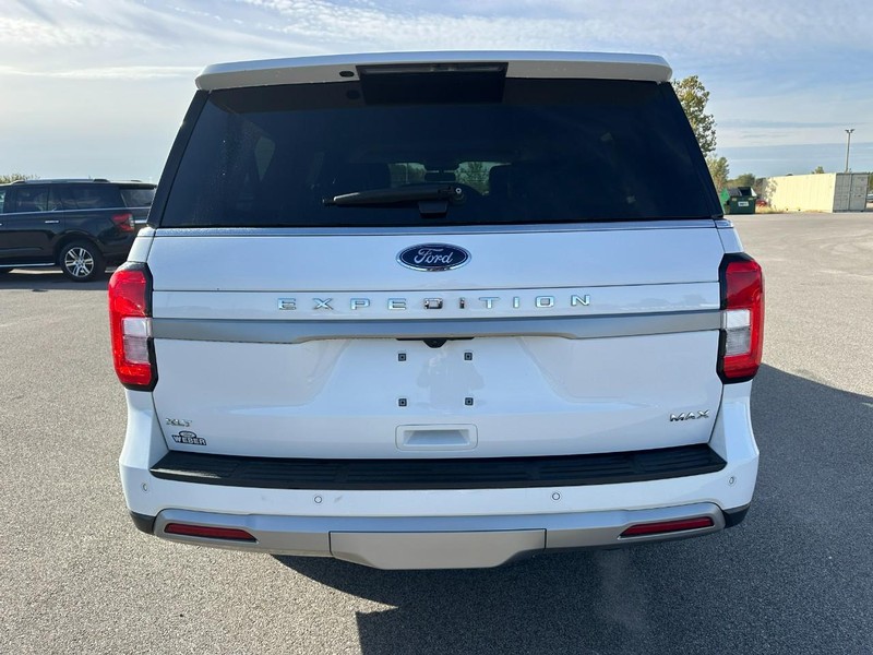 Ford Expedition Max Vehicle Full-screen Gallery Image 4