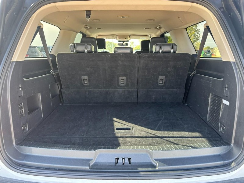 Ford Expedition Max Vehicle Full-screen Gallery Image 5