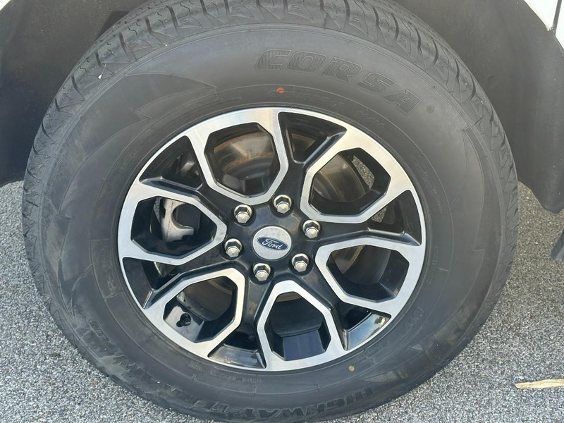 Ford Expedition Max Vehicle Full-screen Gallery Image 6