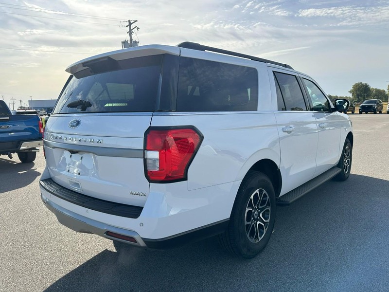 Ford Expedition Max Vehicle Full-screen Gallery Image 7