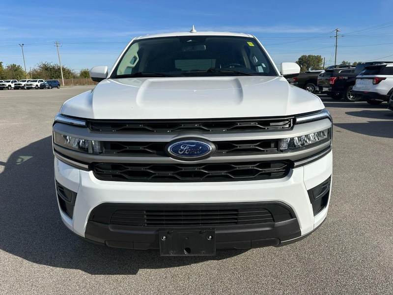 Ford Expedition Max Vehicle Full-screen Gallery Image 9