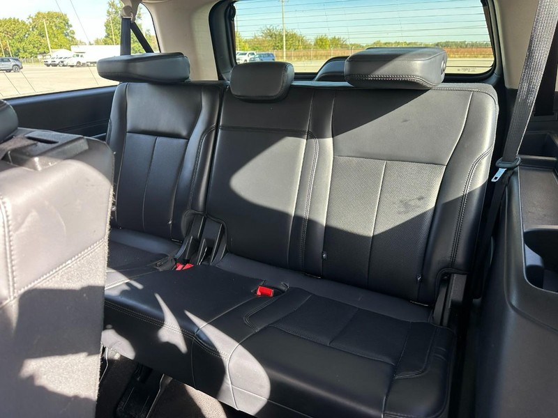 Ford Expedition Max Vehicle Full-screen Gallery Image 10