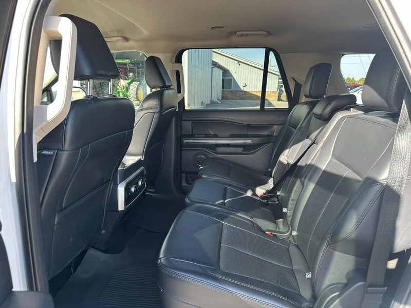 Ford Expedition Max Vehicle Full-screen Gallery Image 11