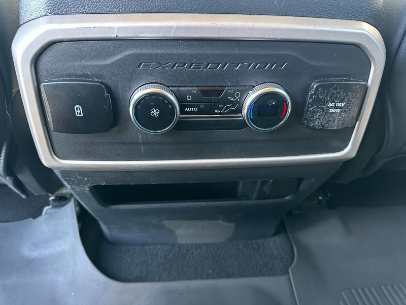 Ford Expedition Max Vehicle Full-screen Gallery Image 12