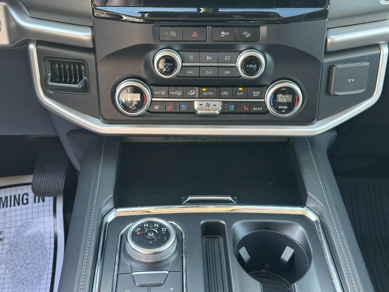 Ford Expedition Max Vehicle Full-screen Gallery Image 16