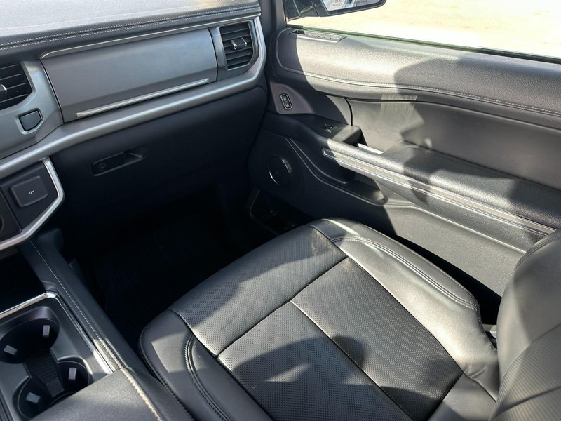 Ford Expedition Max Vehicle Full-screen Gallery Image 17