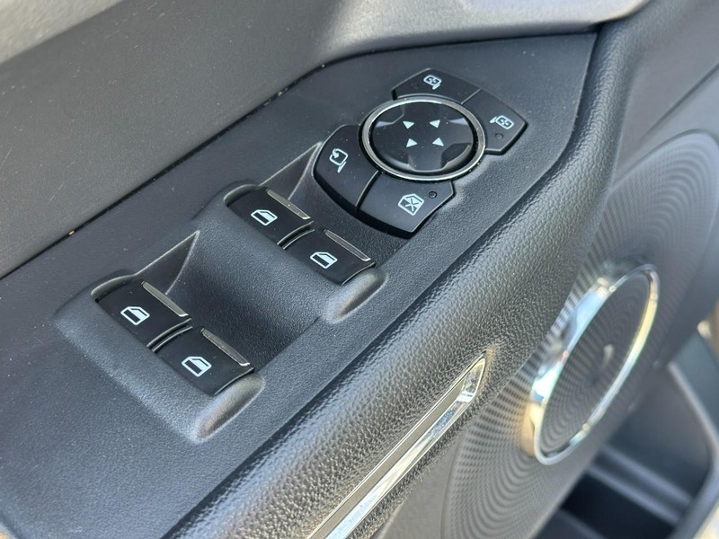 Ford Expedition Max Vehicle Full-screen Gallery Image 18