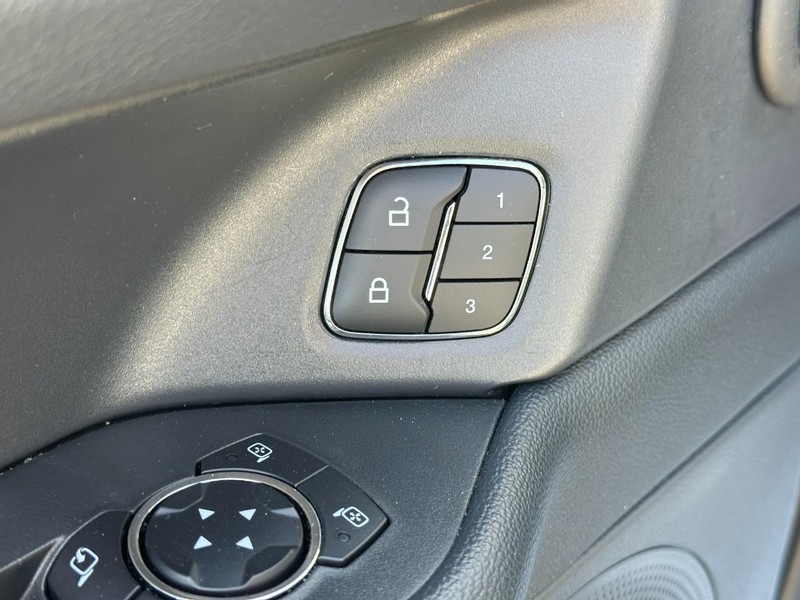 Ford Expedition Max Vehicle Full-screen Gallery Image 19