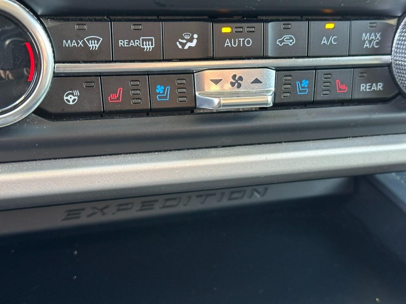 Ford Expedition Max Vehicle Full-screen Gallery Image 24