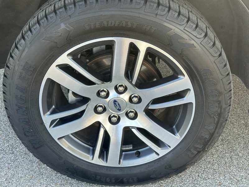 Ford Expedition Vehicle Full-screen Gallery Image 6