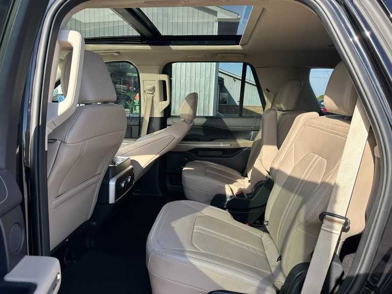 Ford Expedition Vehicle Full-screen Gallery Image 10