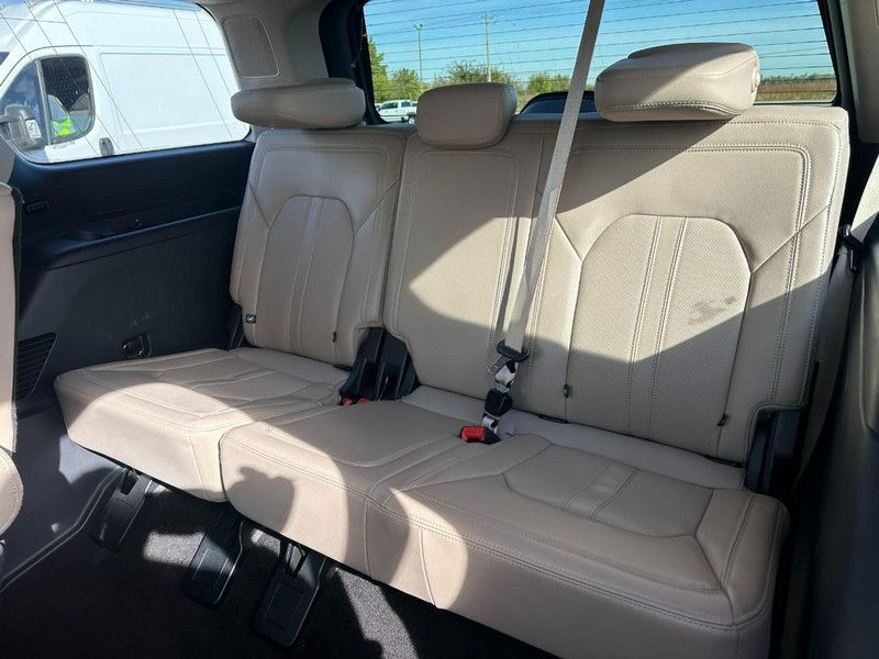 Ford Expedition Vehicle Full-screen Gallery Image 11