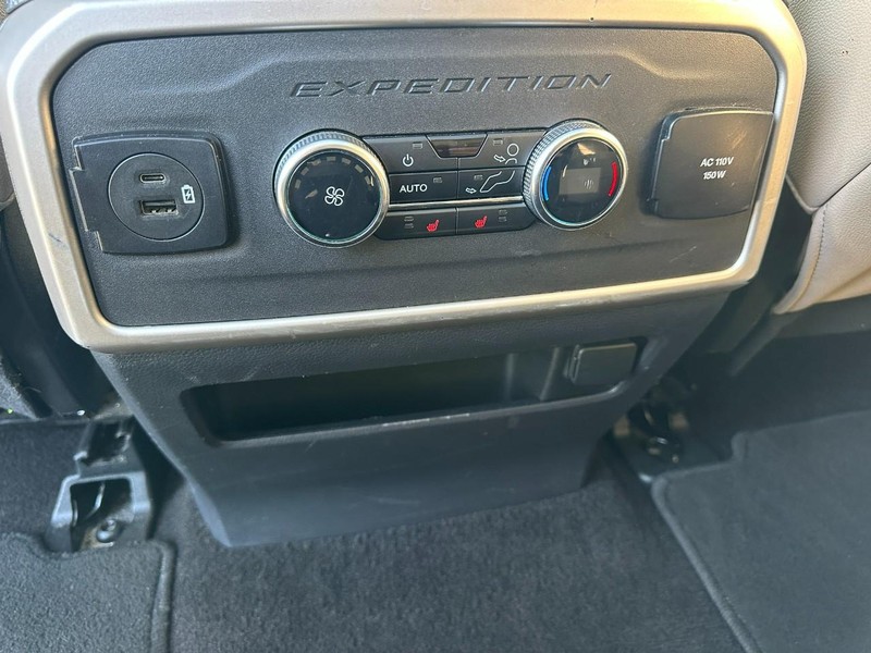 Ford Expedition Vehicle Full-screen Gallery Image 12