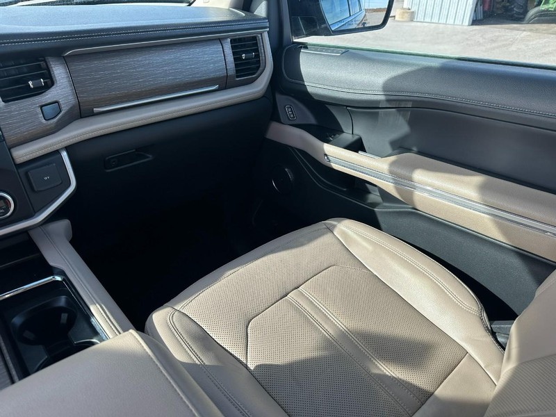 Ford Expedition Vehicle Full-screen Gallery Image 18