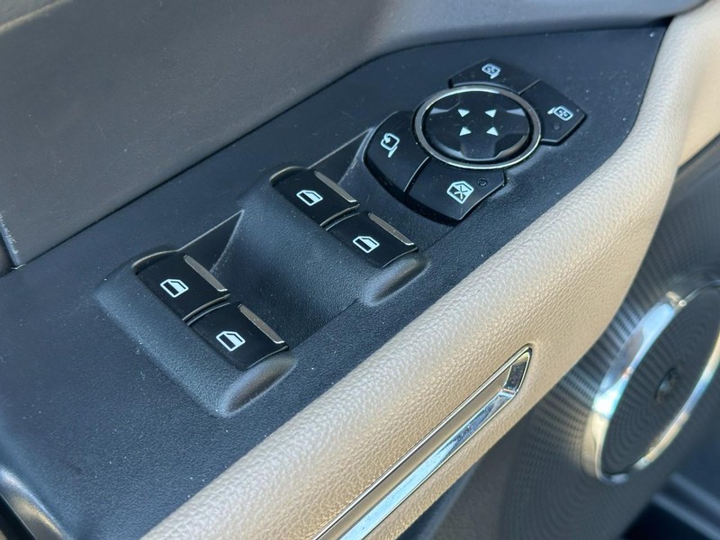 Ford Expedition Vehicle Full-screen Gallery Image 19