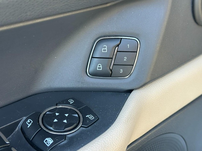 Ford Expedition Vehicle Full-screen Gallery Image 20