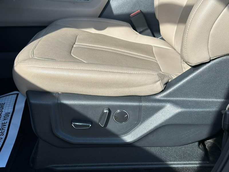 Ford Expedition Vehicle Full-screen Gallery Image 21