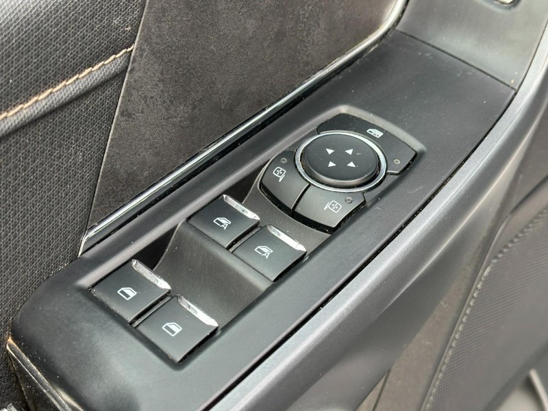 Ford F-150 Vehicle Full-screen Gallery Image 16