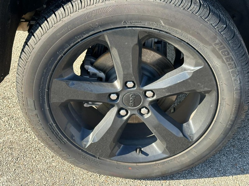 Jeep Grand Cherokee Vehicle Full-screen Gallery Image 7