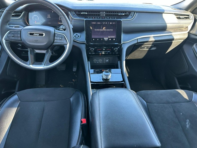 Jeep Grand Cherokee Vehicle Full-screen Gallery Image 11