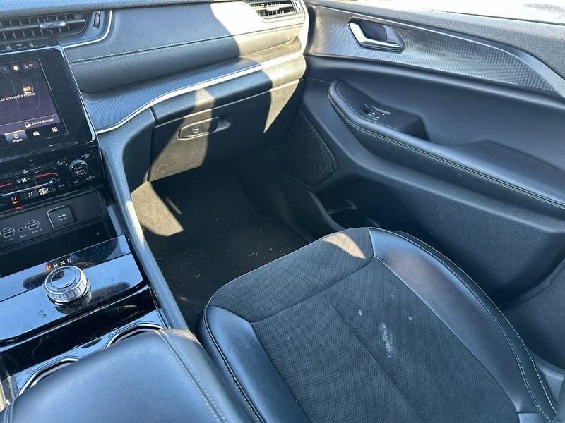 Jeep Grand Cherokee Vehicle Full-screen Gallery Image 15