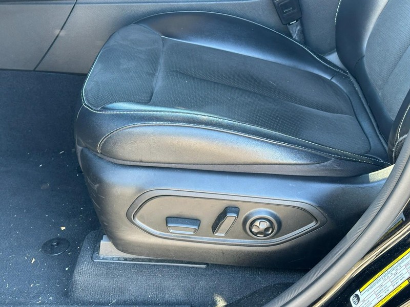 Jeep Grand Cherokee Vehicle Full-screen Gallery Image 17