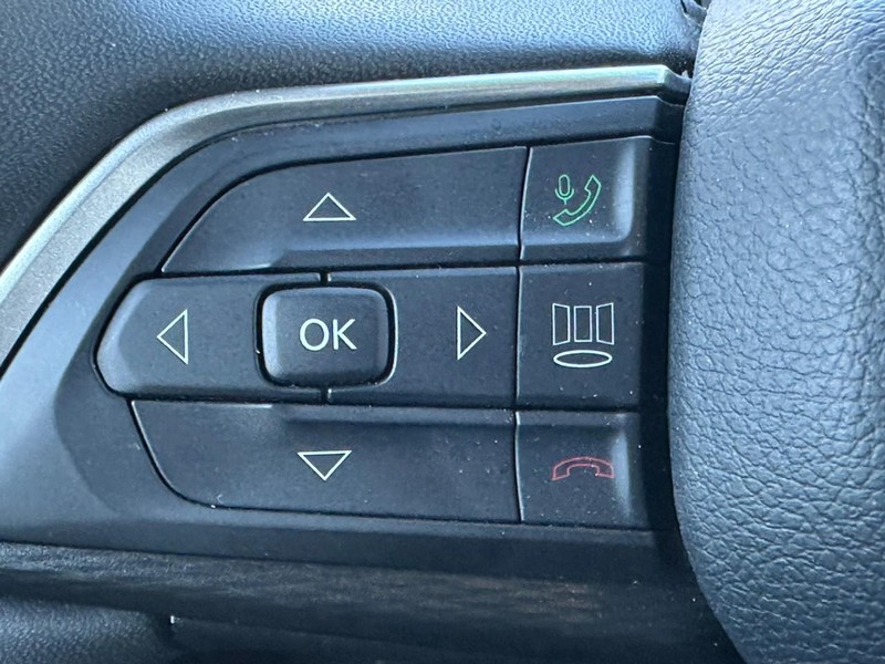 Jeep Grand Cherokee Vehicle Full-screen Gallery Image 18