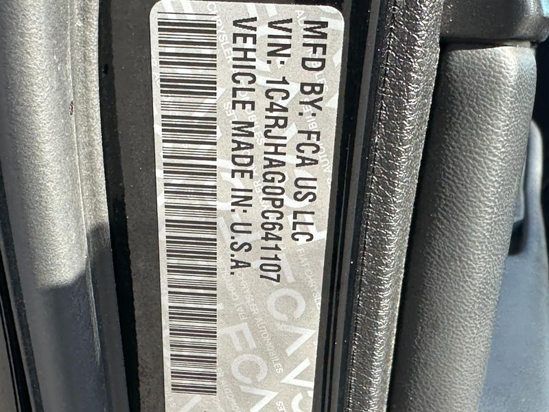 Jeep Grand Cherokee Vehicle Full-screen Gallery Image 23