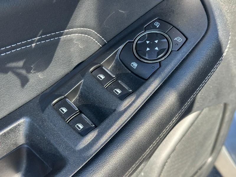 Ford Edge Vehicle Full-screen Gallery Image 16