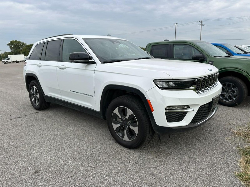 Jeep Grand Cherokee 4xe Vehicle Full-screen Gallery Image 2