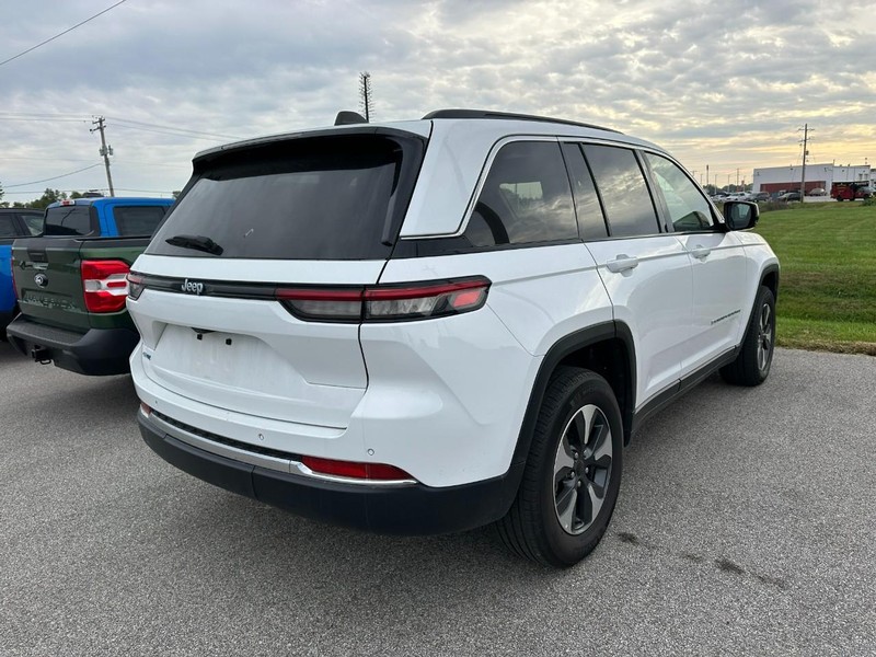 Jeep Grand Cherokee 4xe Vehicle Full-screen Gallery Image 3