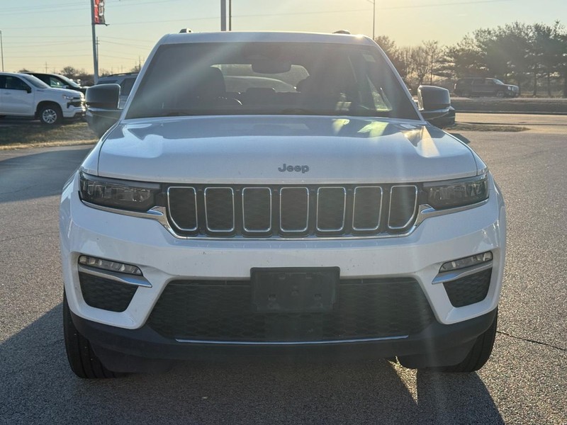 Jeep Grand Cherokee 4xe Vehicle Full-screen Gallery Image 9