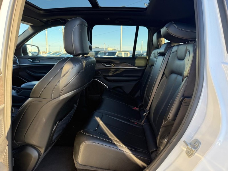 Jeep Grand Cherokee 4xe Vehicle Full-screen Gallery Image 10