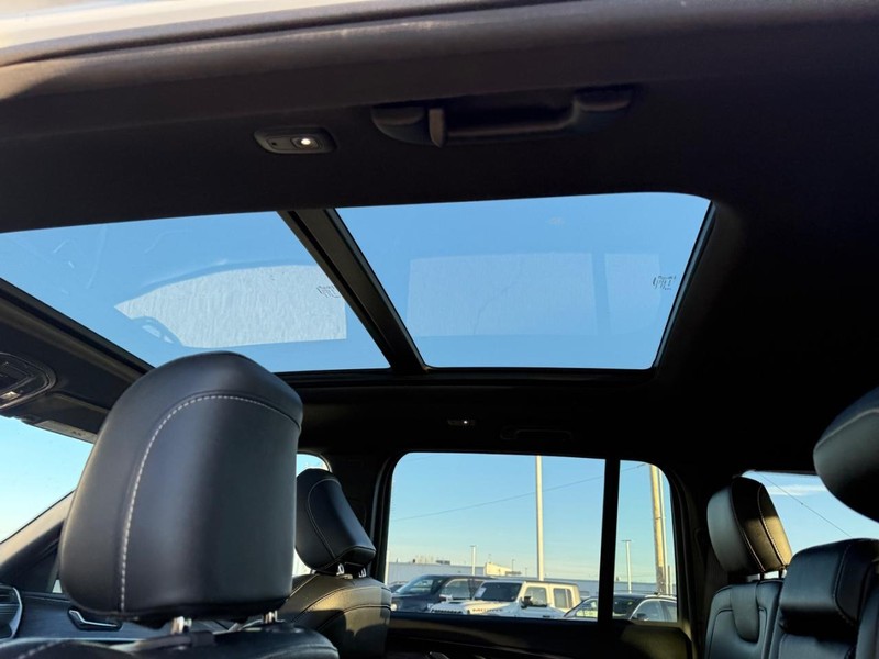 Jeep Grand Cherokee 4xe Vehicle Full-screen Gallery Image 11