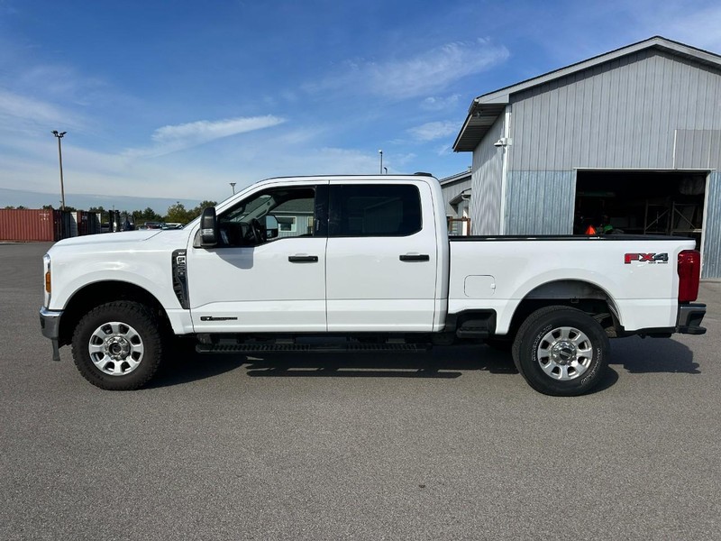 Ford Super Duty F-250 SRW Vehicle Full-screen Gallery Image 2