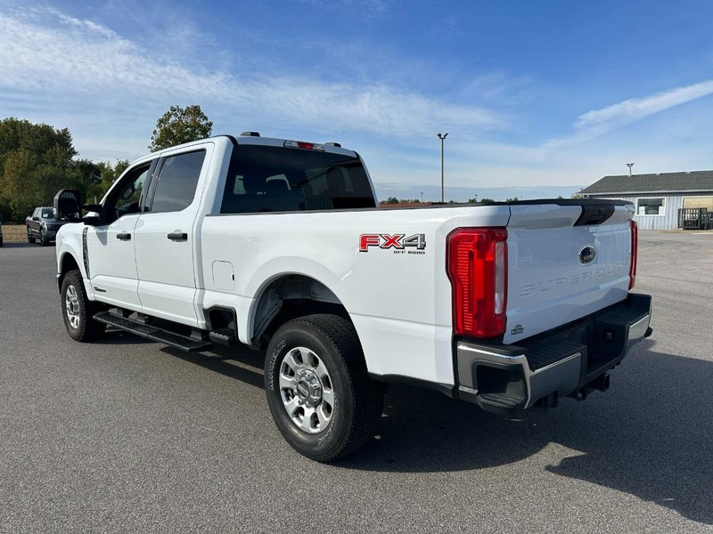 Ford Super Duty F-250 SRW Vehicle Full-screen Gallery Image 3