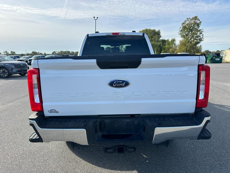 Ford Super Duty F-250 SRW Vehicle Full-screen Gallery Image 4