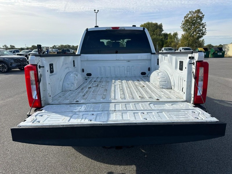 Ford Super Duty F-250 SRW Vehicle Full-screen Gallery Image 5