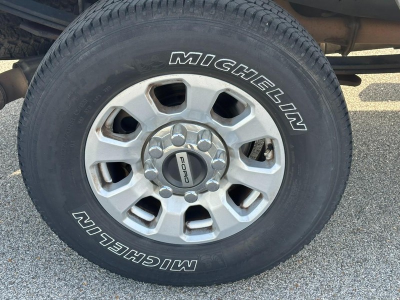 Ford Super Duty F-250 SRW Vehicle Full-screen Gallery Image 7