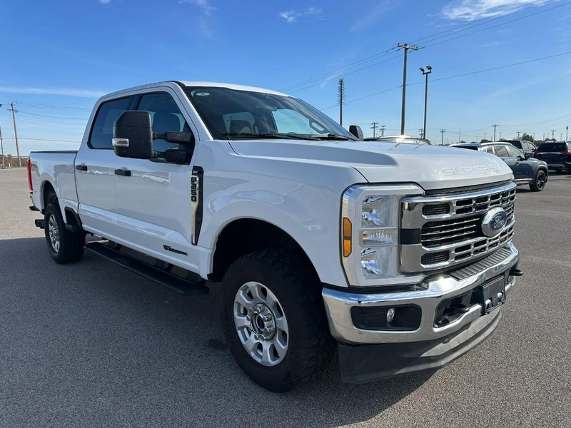 Ford Super Duty F-250 SRW Vehicle Full-screen Gallery Image 8