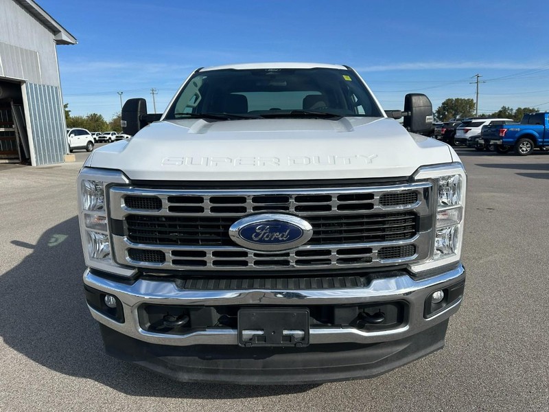 Ford Super Duty F-250 SRW Vehicle Full-screen Gallery Image 9