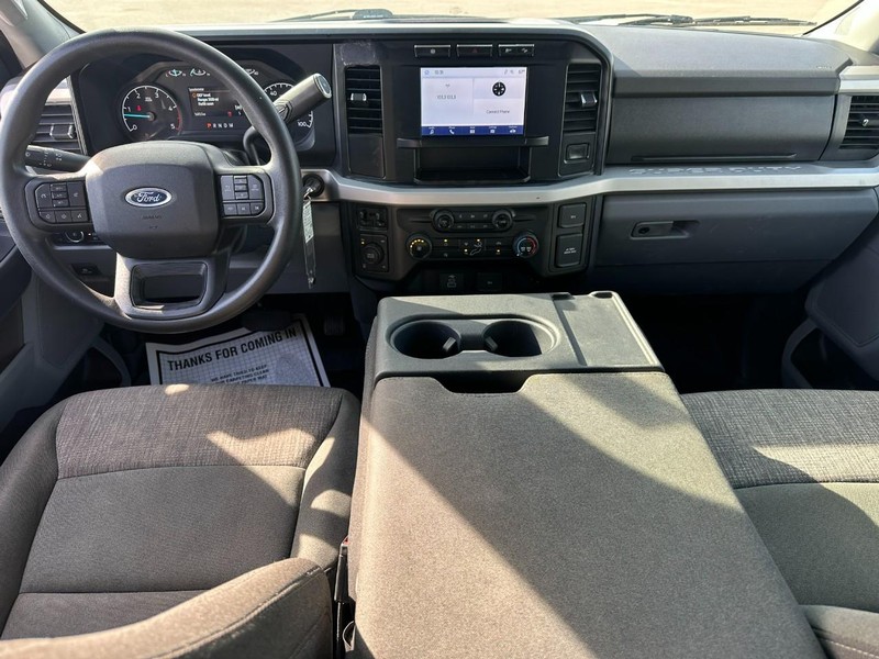 Ford Super Duty F-250 SRW Vehicle Full-screen Gallery Image 11