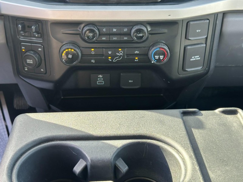 Ford Super Duty F-250 SRW Vehicle Full-screen Gallery Image 14