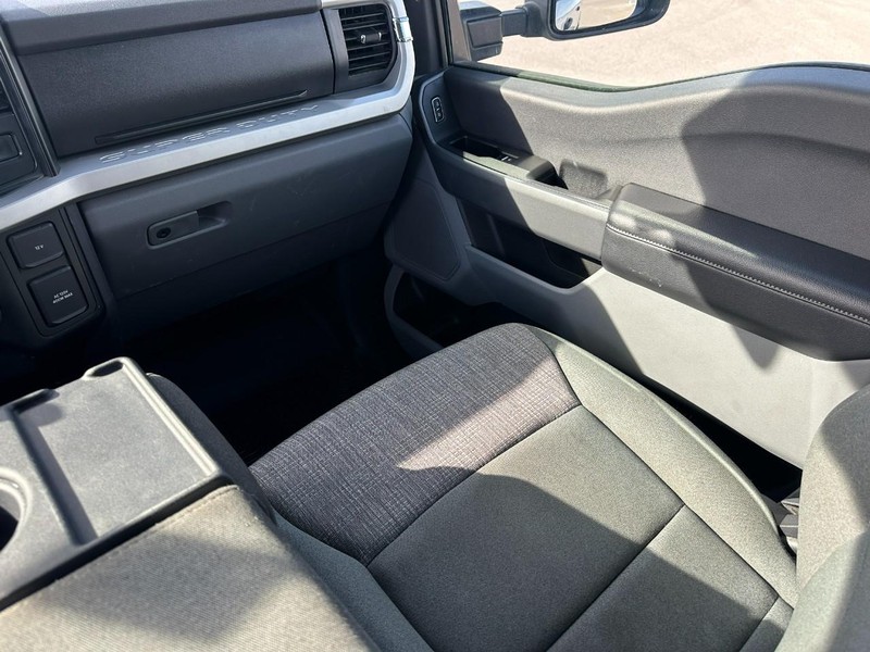 Ford Super Duty F-250 SRW Vehicle Full-screen Gallery Image 15