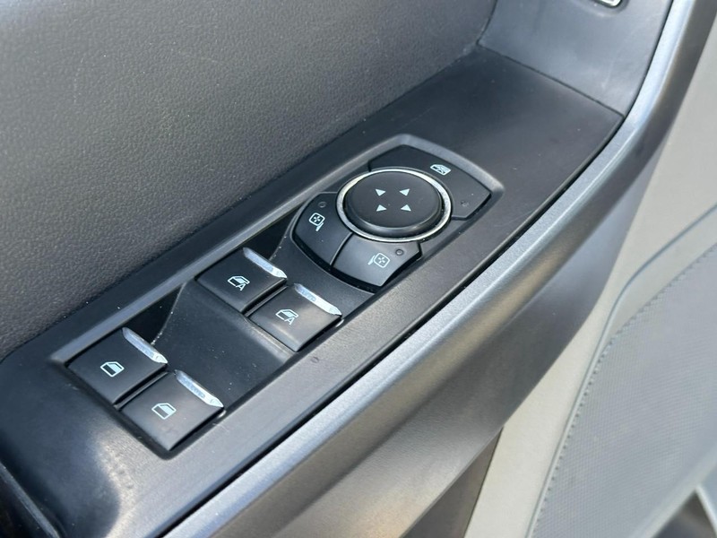 Ford Super Duty F-250 SRW Vehicle Full-screen Gallery Image 16