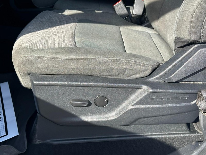 Ford Super Duty F-250 SRW Vehicle Full-screen Gallery Image 17