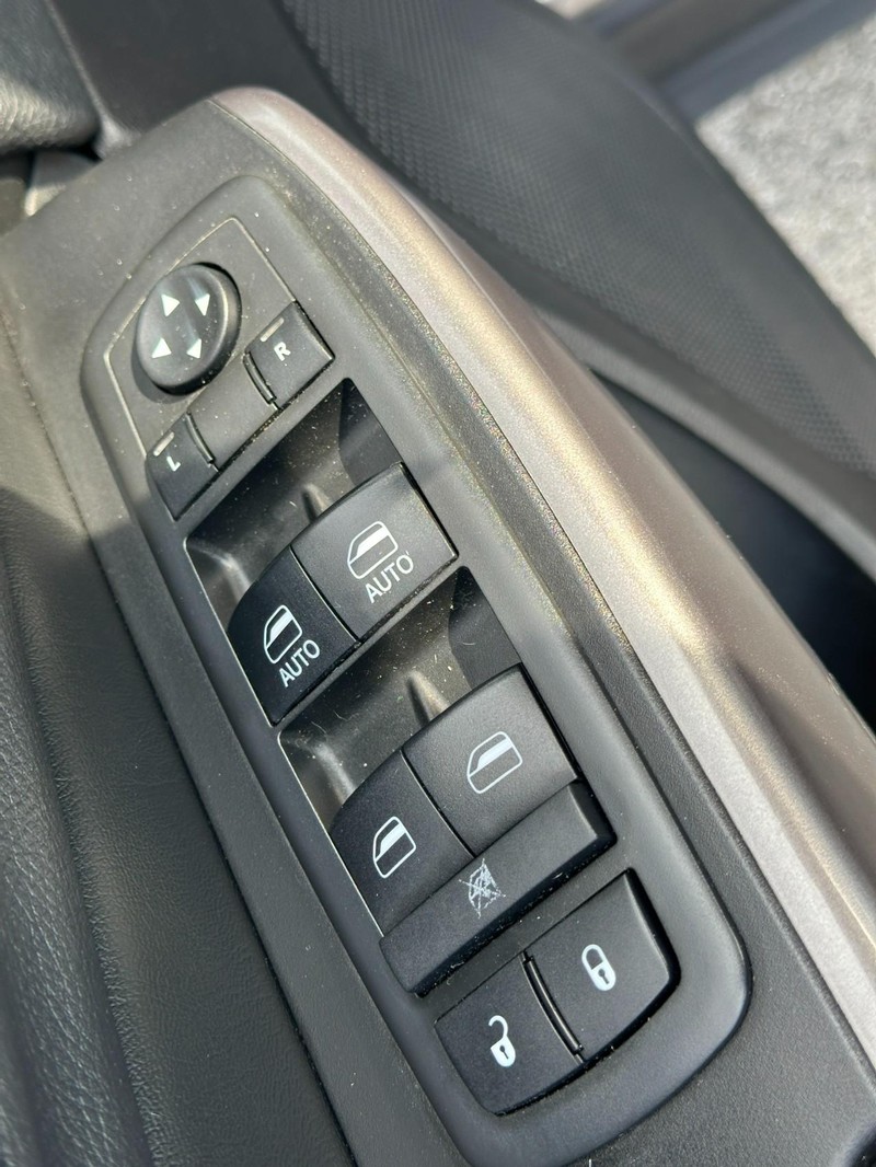 Jeep Cherokee Vehicle Full-screen Gallery Image 16