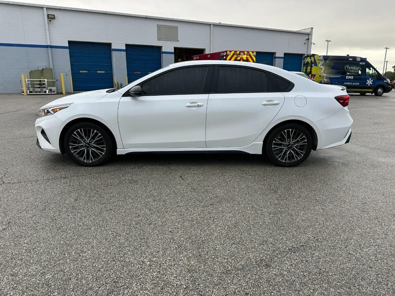 Kia Forte Vehicle Full-screen Gallery Image 2